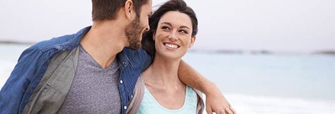 Mann und Frau glücklich am Strand, haben sich bei einer Partneragentur kennengelernt